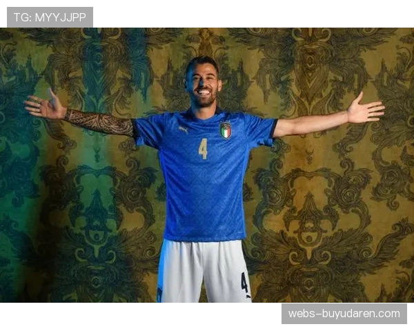 特写：伤愈复出的斯皮纳佐拉在训练中加练边翼卫传中